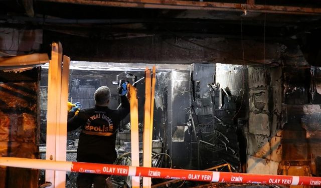 İzmir'de yangın çıkan dükkan kullanılamaz hale geldi