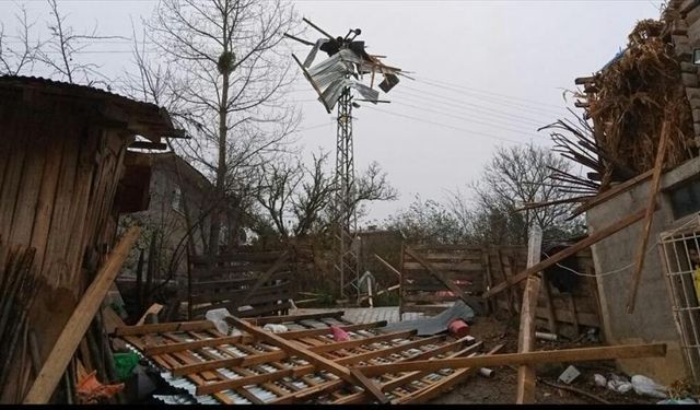 Samsun'da rüzgar çatıları uçurdu