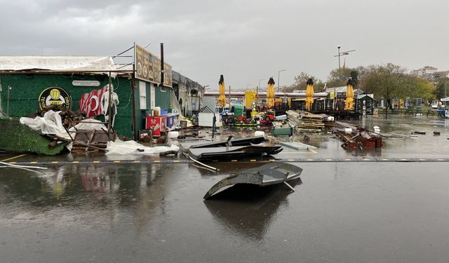 Tekirdağ'da lodosun taşırdığı deniz suyu çekildi esnaf tamir ve temizliğe başladı