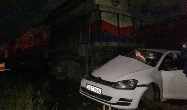 Hemzemin geçitte yük treni, otomobile çarptı: 5 yaralı