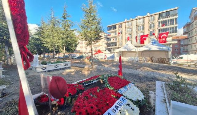 Şehit üsteğmenin cenazesi, eşinin isteği ile evinin karşısına defnedilmiş