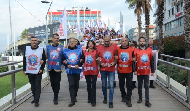 İzmir'de Öğretmenler Günü'nde yüzlerce öğretmen meydana çıktı... Atatürk'ün öğretmenleri geçinemiyor
