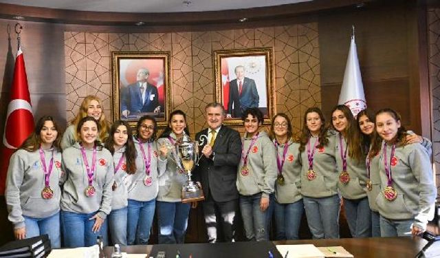 Bakan Bak, İzmir Büyükşehir Belediyespor Kadın Sutopu Takımı'nı kabul etti