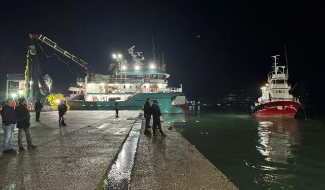 Bartın'da balıkçılar, 300 ton hamsiyle döndü