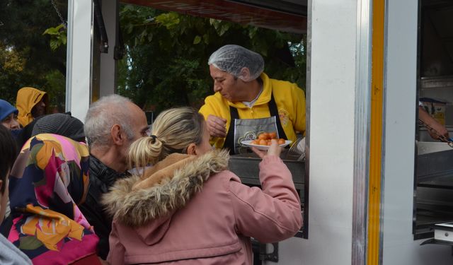 İzmir'de sağlıkçılar sağlık sitemininin ruhuna lokma döktürdü