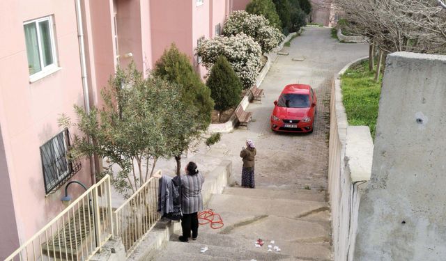 İzmir'de bir kişinin sokakta öldürülmesiyle ilgili yakalan 3 şüpheliden 2'si tutuklandı