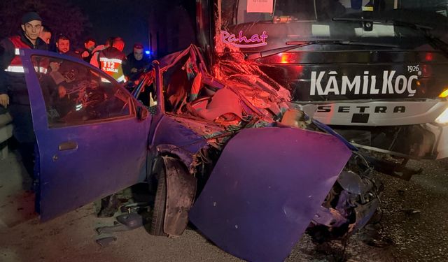 İzmir'de yolcu otobüsüyle çarpışan otomobil, 200 metre sürükledi: 4 yaralı