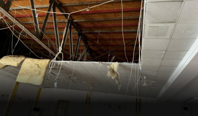 Deprem sebebiyle düğün salonunun tavanı çöktü: Felaketten kıl payı dönüldü