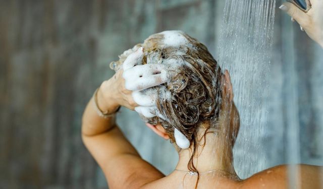 Banyo yaparken saç kremlerine dikkat! Saç bakımında önemli ipuçları