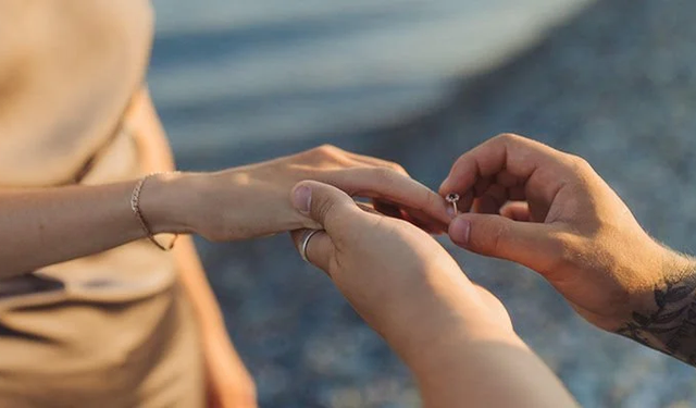 İzmir'de lösemi hastası genç kıza sevgilisinden şok evlilik teklifi!