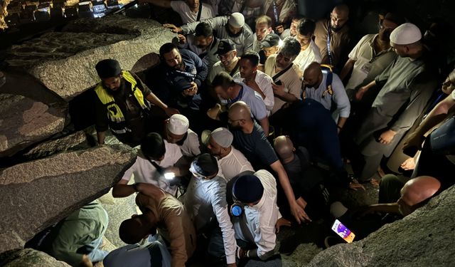 Hacı adayları, Hira Mağarası'nda dua ediyor