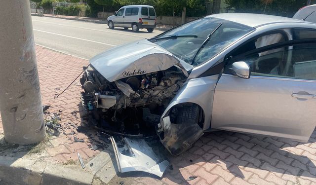 Konya'da feci kaza! Direğe çarparak durabildi