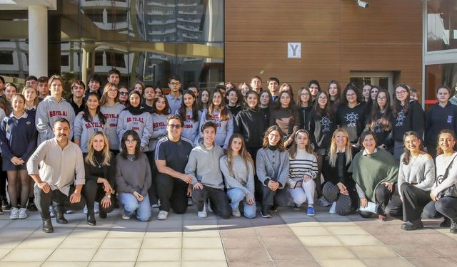 Yaşar Üniversitesi'nden kadına şiddete karşı sloganlar