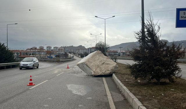 Afyonkarahisar’da mermer bloğu yola düştü