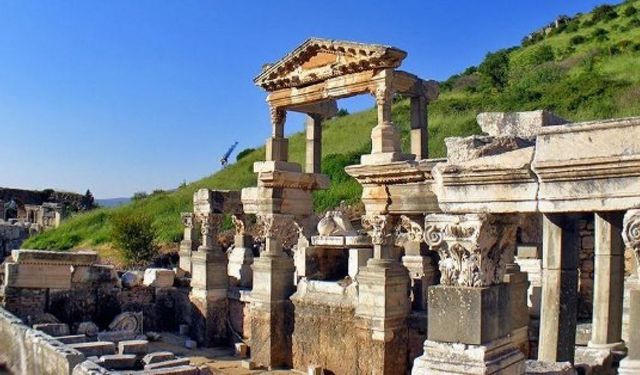 Efes’in göz alıcı yapılarından Trajan Çeşmesi'ne nasıl gidilir?