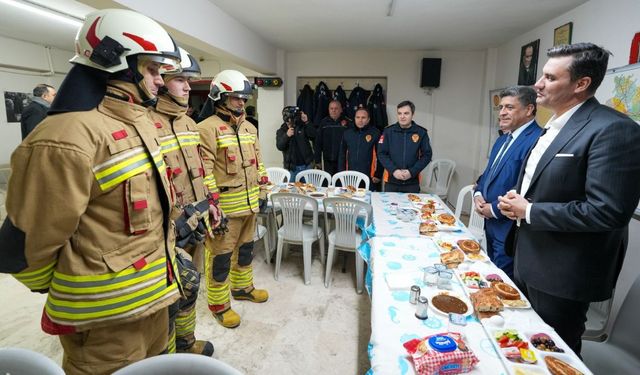 Başkan Zeyrek, itfaiye personeliyle sahurda bir araya geldi