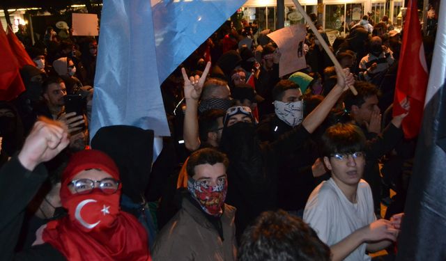 İzmir yürüdü, polis anons verdi: "Elinde Türk Bayrağı olan polise saldırmaz!"