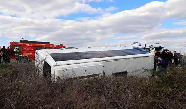 Keşan’da lise öğrencilerini taşıyan servis aracı devrildi: 27 kişi yaralandı!