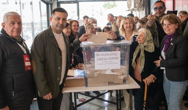 Kuşadalılar CHP ön seçiminde sabahın erken saatlerinde sandık başındaydı