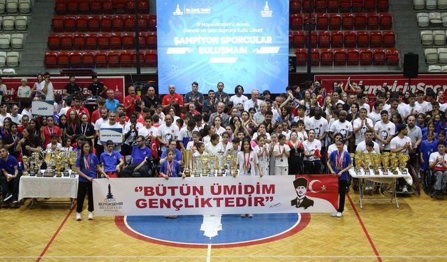 Celal Atik Spor Salonu’nda gençlik buluşması