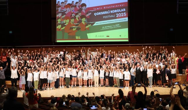 İzmir'de Çoksesli Korolar Festivali 3 bin koristle sona erdi