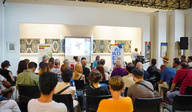 İzmirli gençler demokrasi kültürünü sanat aracılığıyla tartıştı