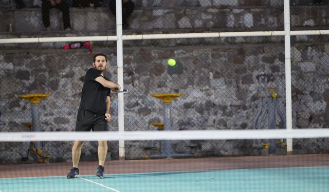 Karabağlar’da üç hafta süren tenis turnuvası finali gerçekleşti