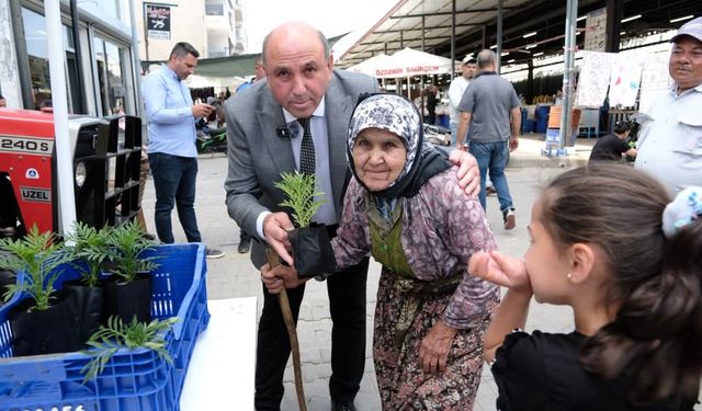Manisa'da Anneler Günü’nde binlerce çiçek dağıtıldı