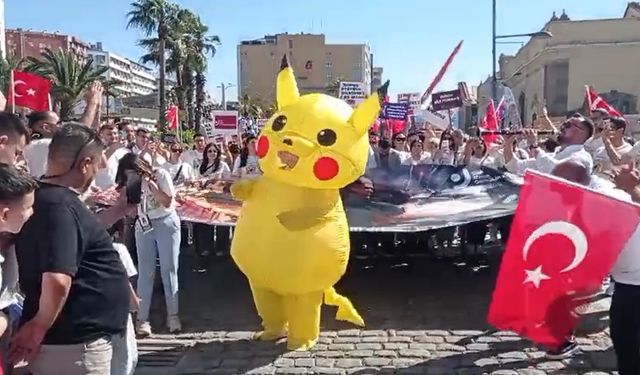 'Pikachu' bu kez İzmir mitinginde!