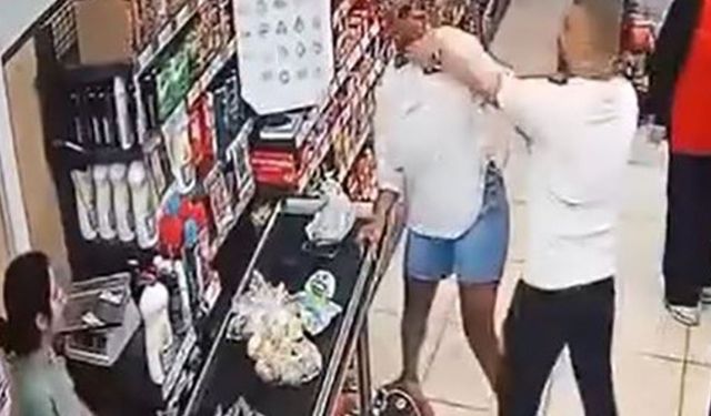 Esenyurt’ta bir adam, kasa sırasında tartıştığı kadına saldırdı; o anlar kamerada