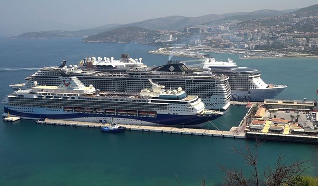 Kuşadası’na turist akını: Esnafın yüzü güldü