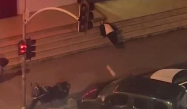Merdivenlerde uyuya kalan adamı dubayla uyandırmaya çalıştı