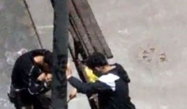 Sultangazi’de gençler aydınlatma direğini kırarak elektriği kesmeye çalıştı