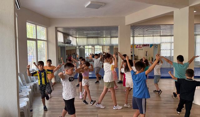 Efeler’in çocukları yaz kurslarında buluştu: Başkan Yetişkin’den ücretsiz kültür ve sanat seferberliği
