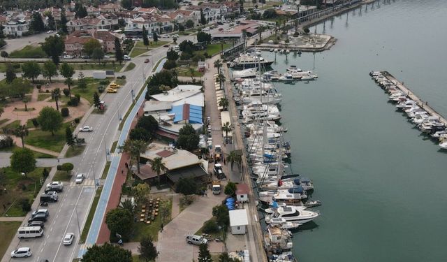 Fethiye’de sahil bandında kaçak yapılar yıkılıyor