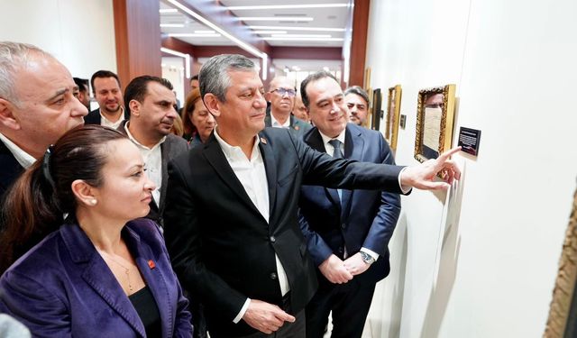 Özgür Özel Manisa’da Sarışın Bir Kurt sergisini gezdi