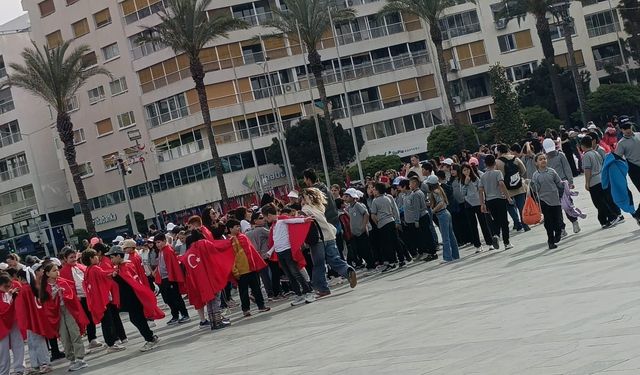 İzmir’de 23 Nisan öncesi Cumhuriyet Meydanı’nda hazırlık