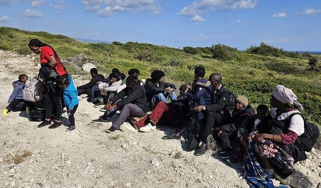 İzmir’de arızalanan botla denizde sürüklenen 26 düzensiz göçmen kurtarıldı