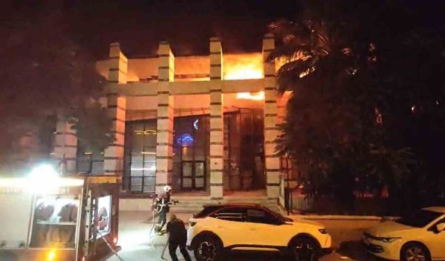 Kuşadası’nda eski PTT binasında yangın