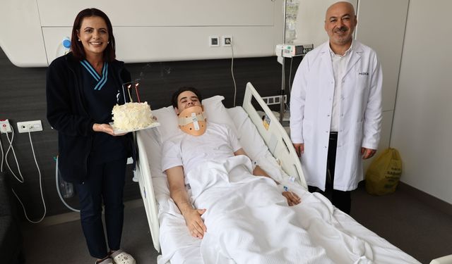 Yeni yaşını doktoruyla birlikte kutladı