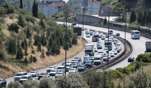 Bayram dönüşü 4 ilde trafik yoğunluğu yaşanıyor