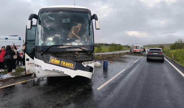 Kontrolden çıkan tur otobüsü refüje çarptı: 16 yaralı