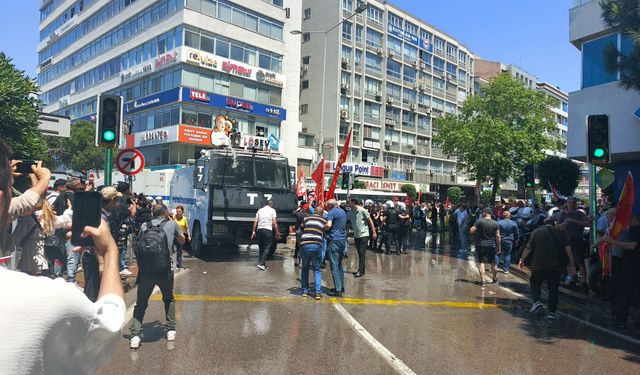 Özgür Özel İzmir’de Gündoğdu Meydanı’na yürüdü