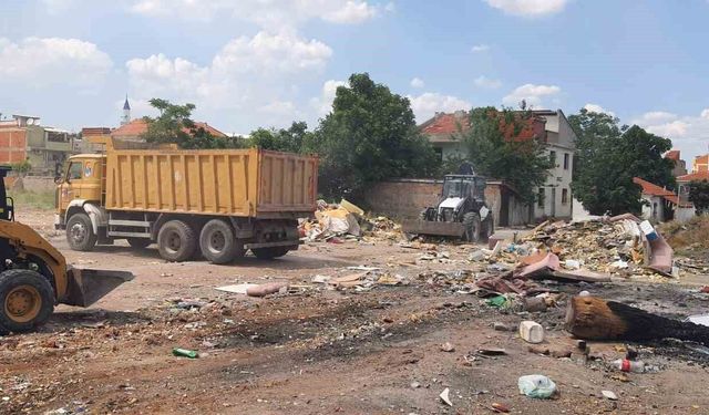 Yunusemre’de boş arazilere usulsüz dökülen 8 kamyon atık toplandı