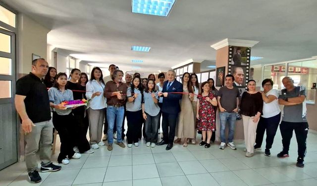 Çeşme Atatürk Anadolu Lisesi’nden "Renklerin Fısıltısı" resim sergisi