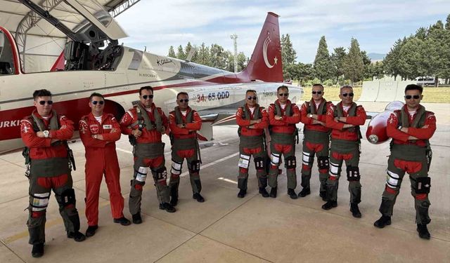 Türk Yıldızları ve SOLOTÜRK’ten İzmir semalarında nefes kesen prova