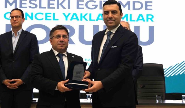 Balıkesirli iş insanları "Mesleki Eğitimde Üniversite-Sanayi İş Birliği" panelinde öğrencilerle buluştu