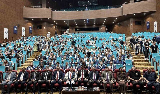 Uşak Üniversitesi mezunlarını mesleki yaşama uğurladı