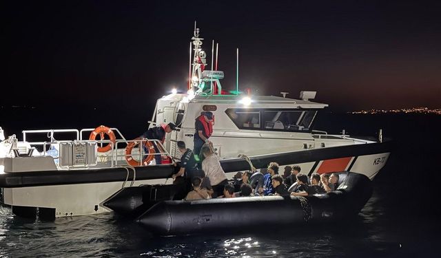 Lastik bottaki 15 düzensiz göçmen yakalandı