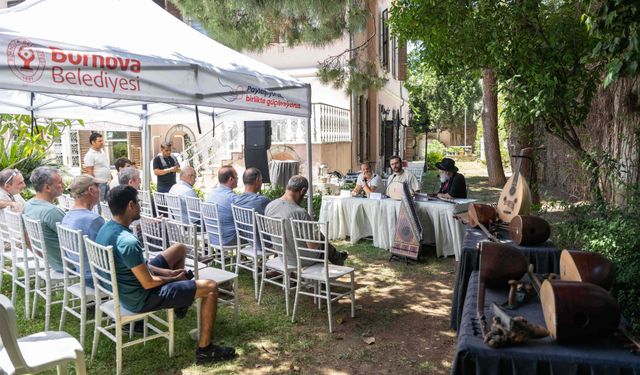 Bornova'da çalgı yapım ustaları deneyimlerini paylaştı